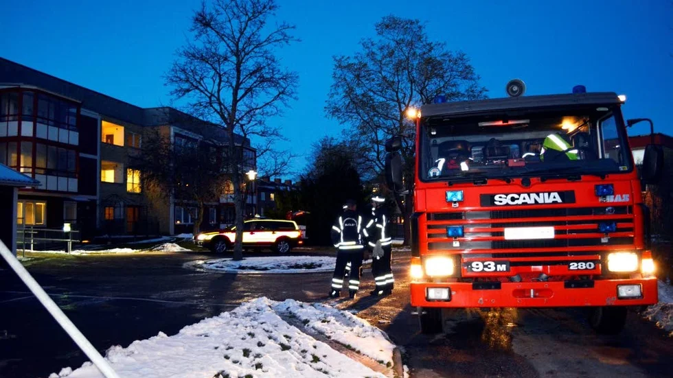 Räddningstjänsten på plats efter larm om brand i ett seniorboende.