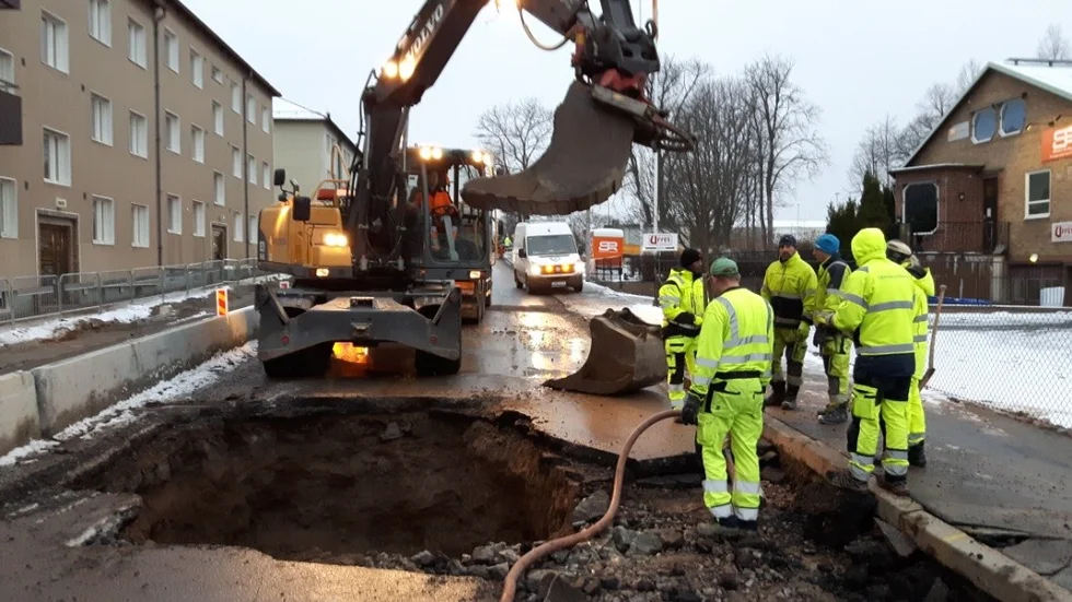En vattenledning har sprungit läck på Gamla Tanneforsvägen.