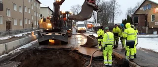 Busshållplatser stängs av efter vattenläcka