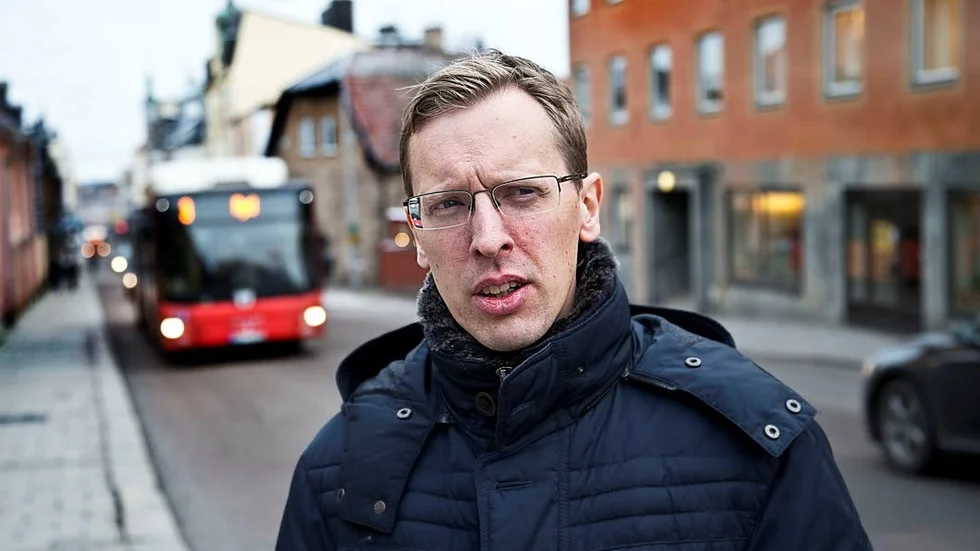 Nils Hillerbrand väljer att lämna sina politiska uppdrag.