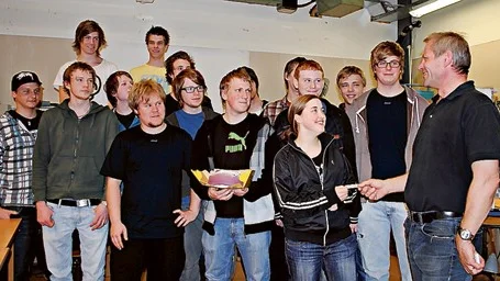 Här får eleven Sabina Nilsson från elprogrammet ta emot sitt certifikat av Roger Hoffsten.