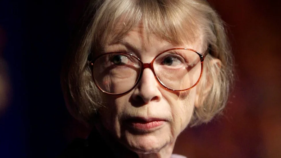 Joan Didion. Amerikansk författare, född 1934. Hon är kanske mest känd för sin bok "Ett år av magiskt tänkande".