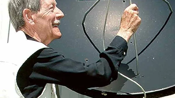 Rune Peterson har varit med om en enorm utveckling inom radio- och tv-branschen. För 50 år sedan var han först med att få in utländsk tv. Då trodde han inte att tv skulle bli var mans egendom. I dag kan han se mängder med program med satellit-tv.
