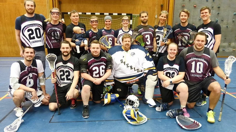 Här är damer och herrar i lacrosselaget som är gemensamt för de båda KFUM-föreningarna i Norrköping och Linköping. Lacrosse är en relativt ny sport i Sverige och Östergötland men den växer sakta men säkert. Foto: Leif Larsson