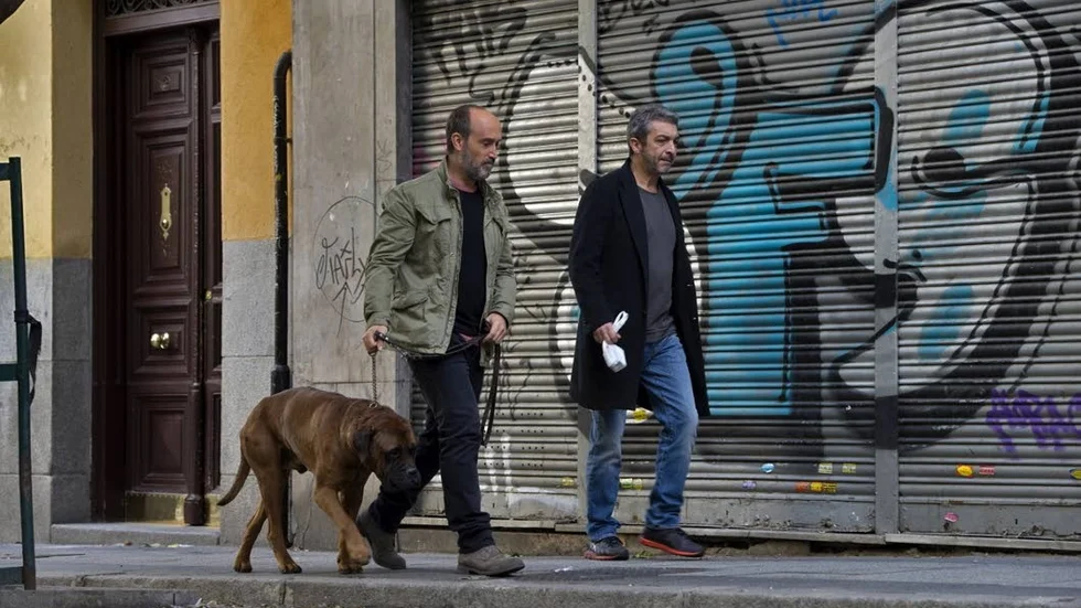 Tomas (Javier Cámara), Julián (Ricardo Darín) och den senares älskade hund Truman i "Vänner för livet".