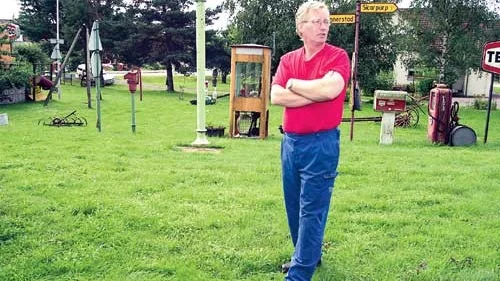 Evert Oscarsson har beslutat att tömma huset. Museiplanerna i Mörlunda läggs på is tills vidare. Inbrottet i helgen tog knäcken på arbetsglädjen.
