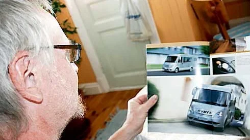 Andreas Brose har mängder med tyska broschyrer om husbilar som hans kunder kan bläddra i. Foto: Rebecca Carlsson