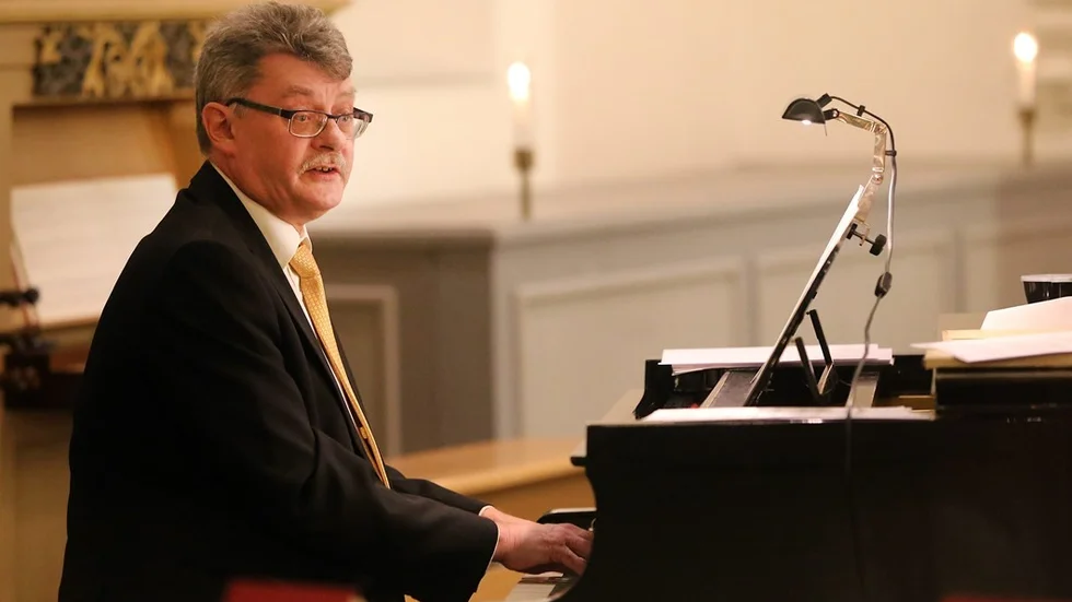 Gösta Larsson bakom pianot. Foto: Roelof Stroetinga