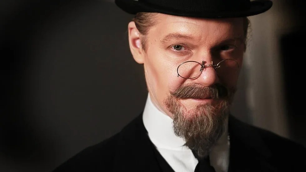 Johan Ullén i rollen som Erik Satie. Spelades i Linköping Konsert & Kongress