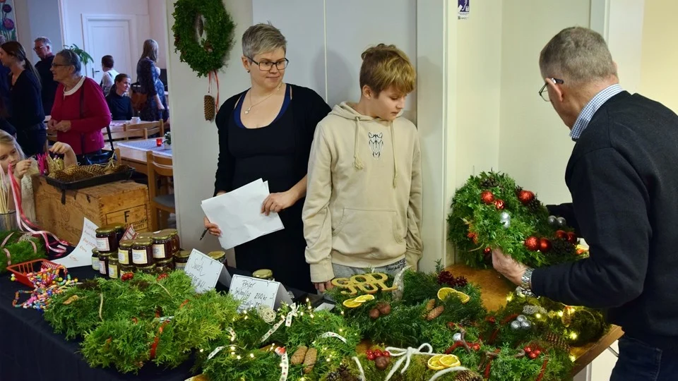 Familjen Landberg har skapat flera fina kransar som såldes i Brokyrkan under söndagen. Foto: Morgan Karlsson