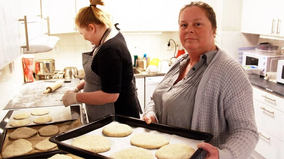 Färdigjäst. Monica Engdahl med en plåt matbröd som Alice Stone har bakat.