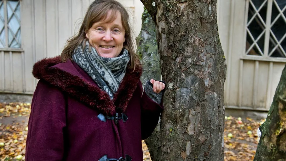 Titti Knutsson. Författare och frilansjournalist som gjort intervjuer med 50 östgötar som brinner för klimatfrågor och samlat dem i en bok.