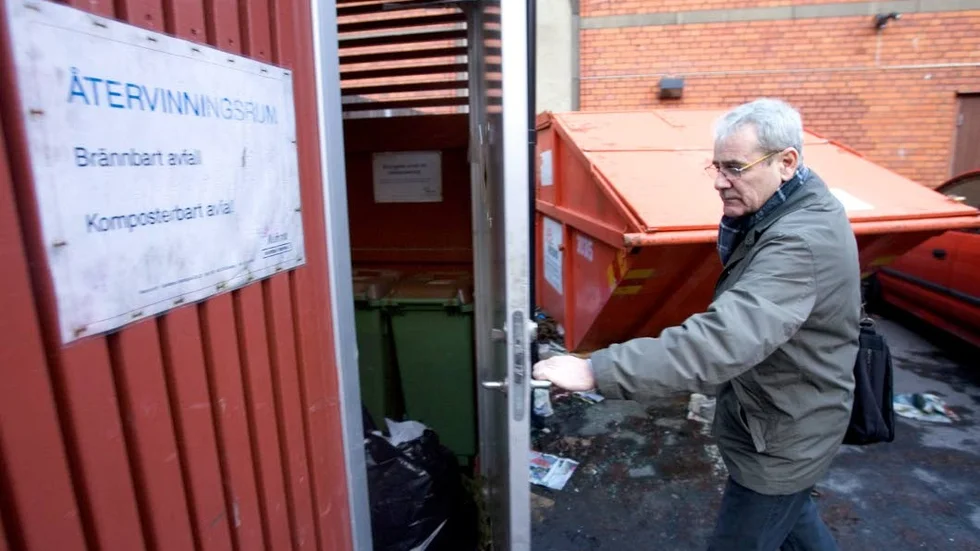 Folk slänger allt osorterat i soprummet konstaterar "En vän av ordning".