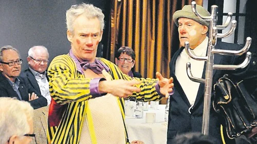 Sjukhusclownerna Dr. Kokos Muntrajäng, här Dr. Koko och Morfar Scott, fick 20 000 kronor av Rotary. 90 medlemmar från Linköpings sju Rotaryföreningar hade samlats i Hotell Ekoxen.
