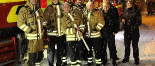 60 brandmän knackade dörr