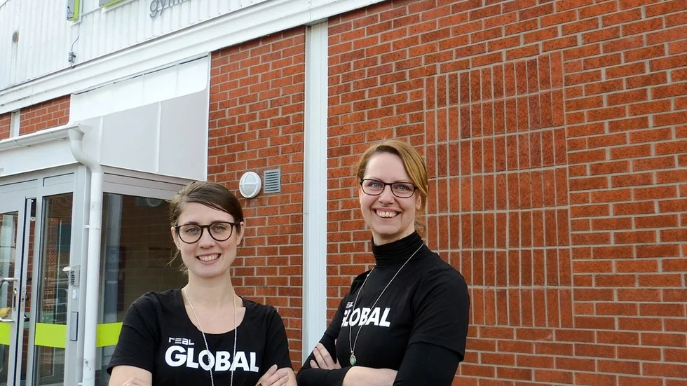 Tina Lidström och Therése Eklöf är ansvariga för Realgymnasiets nya koncept Real Global som i höst ingår i två nya utbildningsprogram. Det blir samma bas som i vanlig gymnasieutbildning men med skillnaden att FN:s 17 globala hållbarhetsmål ingår i studierna. Foto: Leif Larsson