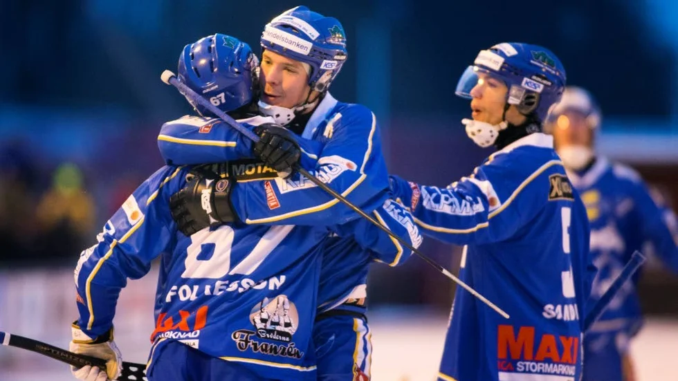 Oskar Davidsson kramar om Oscar Folkesson efter ett av målen mot Surte i dag. IFK Motala vann med 6-2 i det allsvenska mötet.