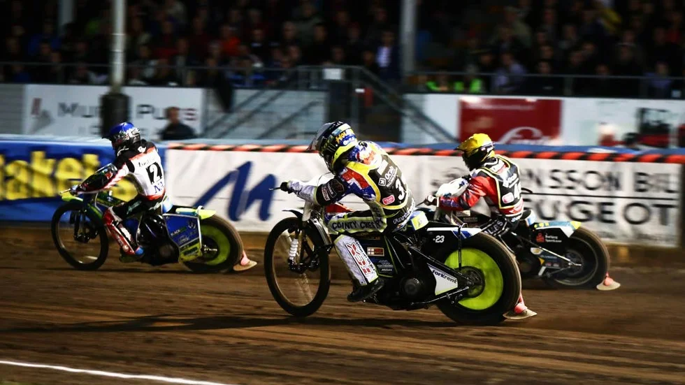 EFTER. Piraterna hade det tufft i mitten av tävlingen. Här Chris Holder och Bjarne Pedersen utan riktig kontakt. Indianerna vann semifinalen med totalt 100–80.