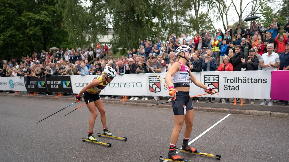 Så här slår man en Vasaloppsvinnare i en spurt. Emma Ribom kör ifrån Astrid Øyre Slind på upploppet i Trollhättan.