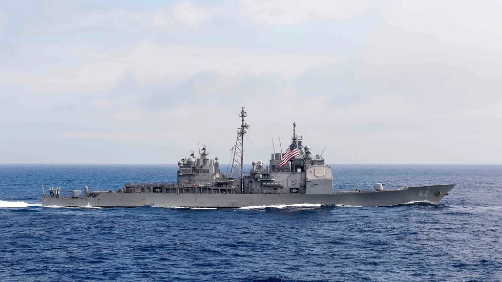 Robotkryssaren USS Chancellorsville är ett av två krigsfartyg som passerade genom Taiwansundet mellan Kina och Taiwan på söndagen. Arkivbild.