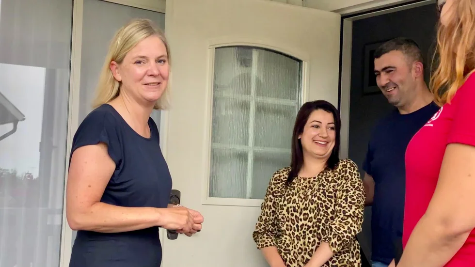Efter tal, selfies och intervjuer begav sig Magdalena Andersson tillsammans med lokala partiarbetare ut för att knacka dörr.
