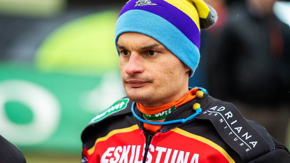 Adrian Miedzinski har även kört i bland annat Indianerna och Smederna i Sverige.