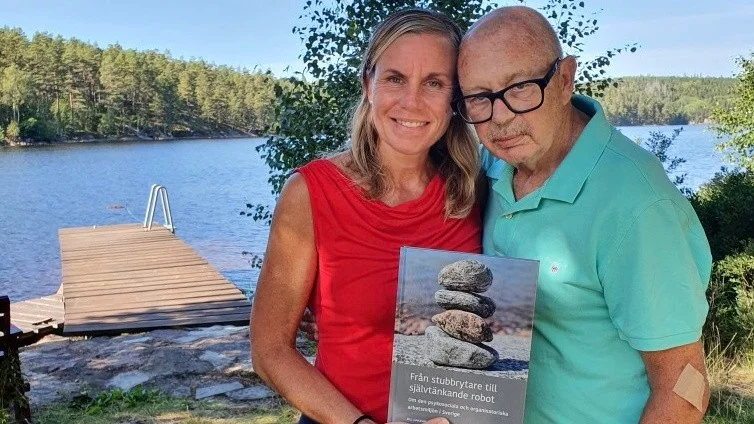 Den nya arbetsmiljöboken, från Stubbrytare till självtänkande robotar, kom att bli ett far- och dotterprojekt för Johanna Anemyr Jansson och Bill Isaksson.