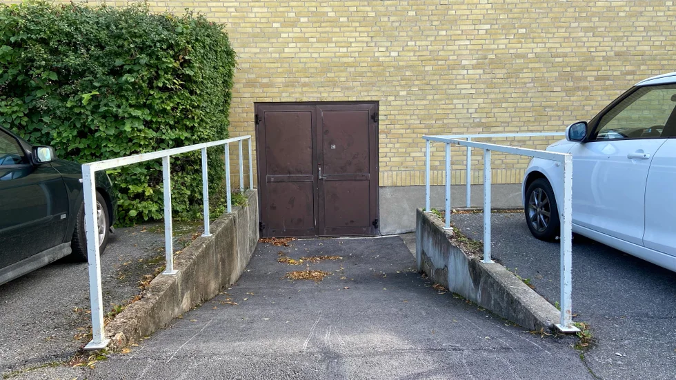 Vid den här dörren på sporthallen i Vadstena samlades det midjehögt med vatten som pressades in genom den stängda dörren.
