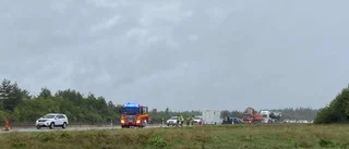 Stora störningar på E4 norr om Uppsala • Avstängt körfält • Flera bilar i olycka