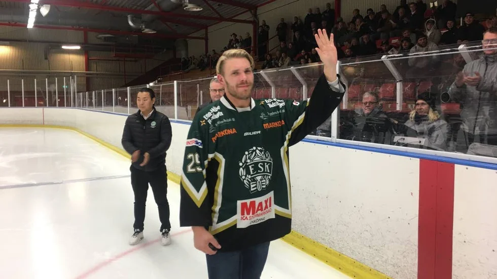 Andreas Lindquist tackades av för lång och trogen tjänst. Och hans tröja nummer 29 pensionderades också.