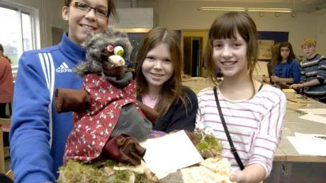 Vanessa Cajes, Sofia Nilsson och Hilda Tholin har tillsammans gjort den här varianten av jätten Garpe där han smällt i sig ungerfär hälften av de 300 limporna.  Foto: Hans Brandin