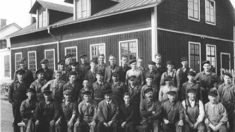 De som arbetade på Bröderna Nilssons Mekaniska Verkstad någon gång på 30-talet. Erik Nilsson, Thomas Nilssons farfar, står näst längst till höger.