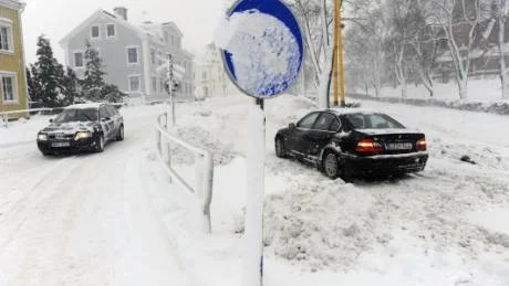 Från och med 1 december är det krav på att personbilar ska ha vinterdäck. Lagen gäller dock endast "när vinterväglag råder". Till exempel när det ser ut så här i Västervik. Arkivbild: Anders Steiner