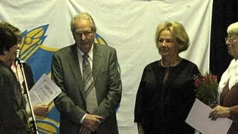 UllaBritt Wahl och Katrin Pålsson från SPF-distriktet överlämnade silvernålen till Alf Axelsson, Marianne Lundberg och Ingrid Larsson.