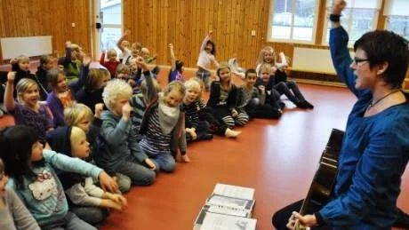 Det är sångarglädje på Näktergalen när läraren Maria Lindvall samlar skoleleverna till sångstund varje dag.