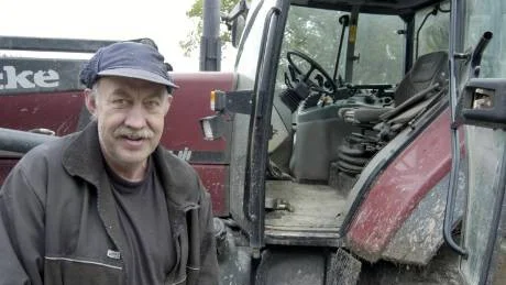 Torvald Carlsson, Ullevi Västergård, Gamleby använder bekämpningsmedel. Det blir sammanlagt många olika substanser, men alla används inte varje år - det är mycket beroende på vädertyp och förekomst av insekter. Allt som sprutas ut måste bokföras väldigt noggrant. Foto: Hans Brandin