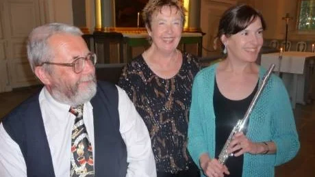 Inför Vimmerbykonserten möttes alla de tre inblandade, och glädjen lyser om dem.  Från vänster  Olle Långström, Eva Pierrou och Elivi Varga med sin silverflöjt.