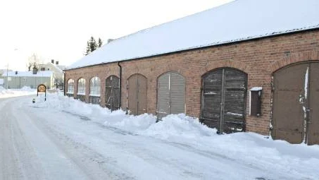 Västervik kan få en saluhall igen. Det är det här gamla garaget på Hamngatan som kanske fylls med lokala delikatesser. Foto: Kalle Masth