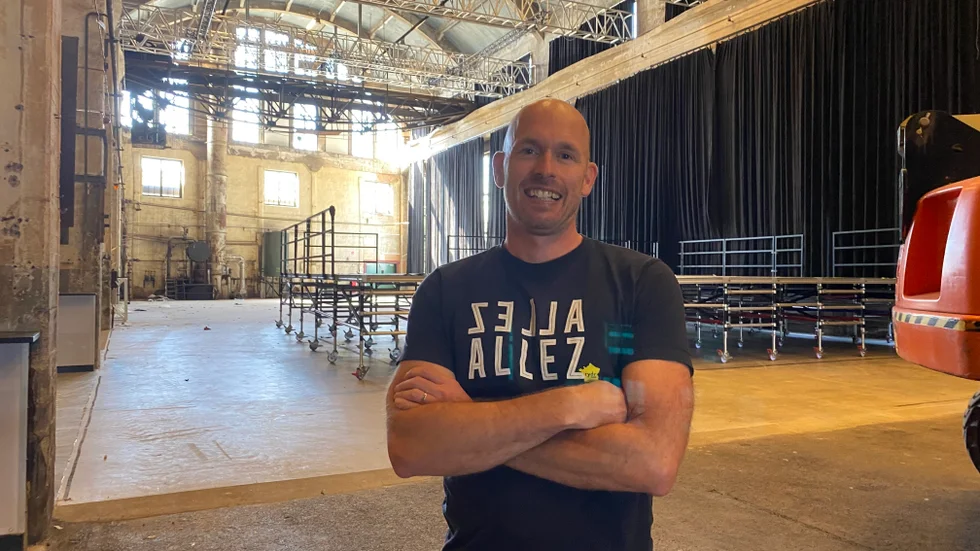 Inomhuscykling i Lokverkstan. Här i Motalas konsertlokal från sommaren välkomnar Vätternrundans vd Oskar Sundblad till cykelsprint 9 september. Det blir ett jippo för elitåkare som blir en del av Vättern bike games.