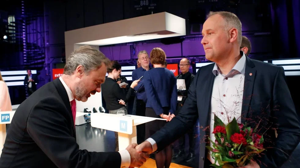 Det kommer att krävas många handslag över blockgränsen.