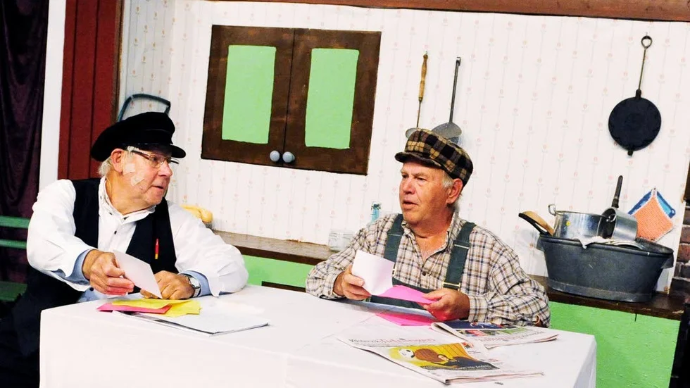 Samspråk. Bonden Anton (Kjell Ernfridsson) och grannen Andesson (Arne Karlsson) ut byter djupsinnigheter.