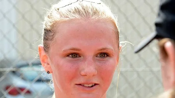 Hektiskt. Det blir många matcher för Stephanie Thour, som spelar tre klasser på Ostkustens Pärla.