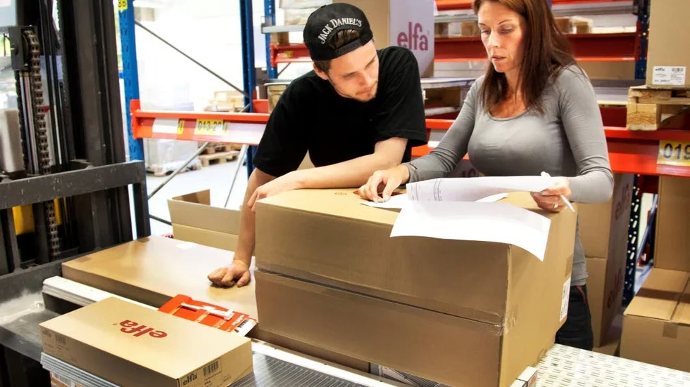 Order. På industriföretaget Elfa i Västervik jobbas det på hela sommaren. Ordinarie personal och sommarpersonal ser till att varorna skickas som de ska.