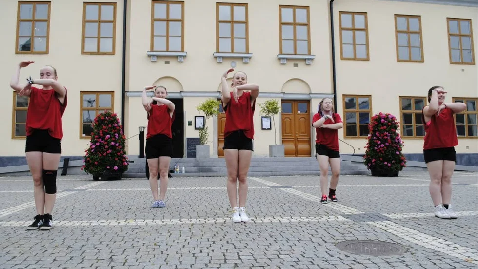 Dansuppvisning. Från vänster, Jasmine Elb, Mira Kysinger Lowej, Mira Holgersson, Mikaela Wuollet och Simona Dulcis har dans som sommarjobb.