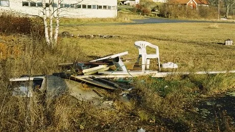 Skräp. Enligt Per-Olof Henningsson är det skräpigt i Helgenäs mellan Fortet och gamla snickerifabrken.