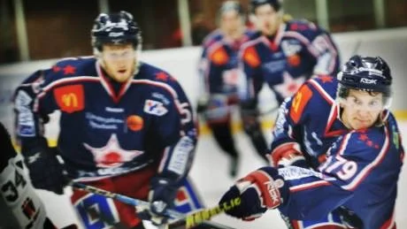 Jonas Ström, till höger, gjorde ett mål och en assist när VIK var nära att skrälla mot tabelltrean Mariestad på bortaplan.Arkivfoto: Ellen Kindstrand