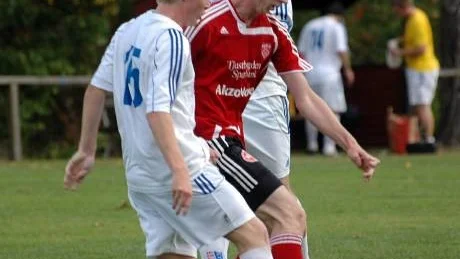 Tjusts rödklädda Conny Karlsson var het i sista matchen för säsongen och stänkte in ett hat trick hemma mot Djursdala. Foto: Ingemar Petersson