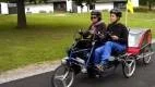 Under måndagen gästade konstskoleeleverna Ingela Ihrman och Christina Langert Gamleby folkhögskola. De cyklar på en trehjuling avsedd för handikappad med ledsagare.