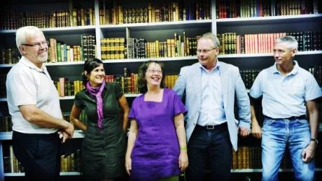 En rektor, en planerare, en bibliotekarie och två lärare i Forsbyrummet på Västerviks gymnasium. Från vänster: Jan-Olov Andersson, Jenny Fohlin, Eva Zryd, Gunnar Tideman och Hans Pettersson.