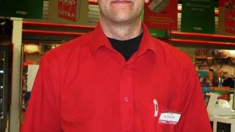 Butikschef Erik Höjelid på Coop Extra ser försäljning av receptfria läkemedel som ett mervärde för sina kunder.